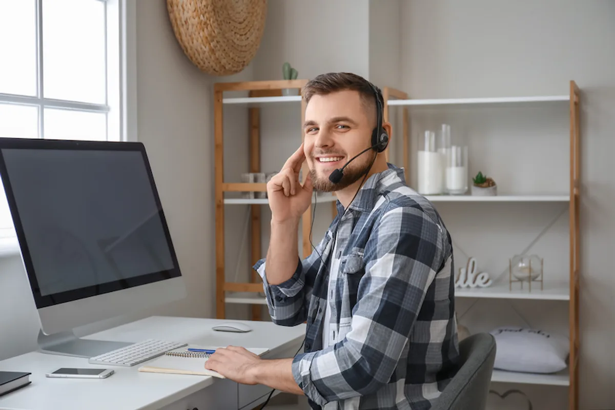 Support agent with headset providing dedicated and helpful customer service from home, exemplifying Maildroppa's commitment.